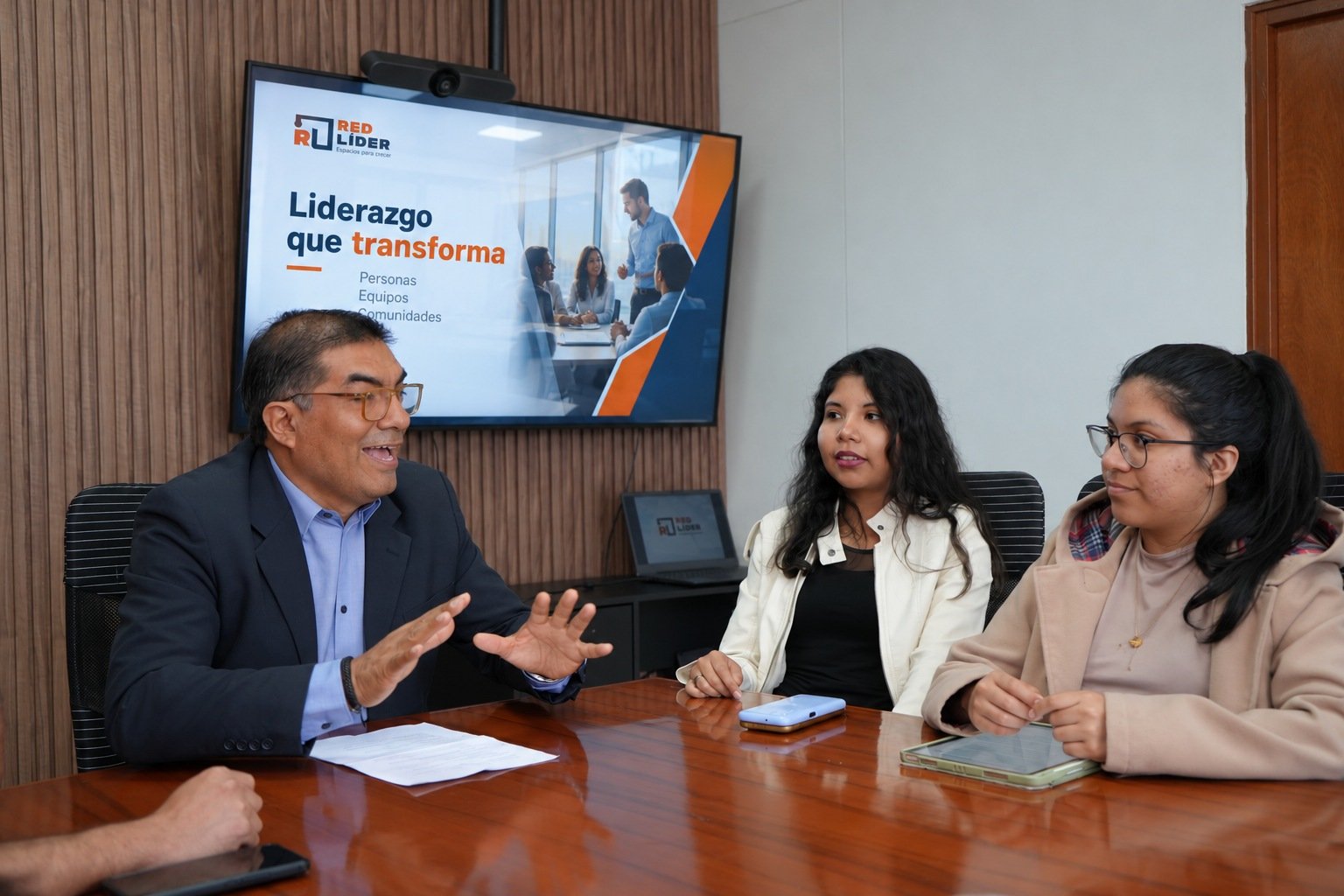 Equipo de Red Líder reunido alrededor de una mesa analizando decisiones directivas