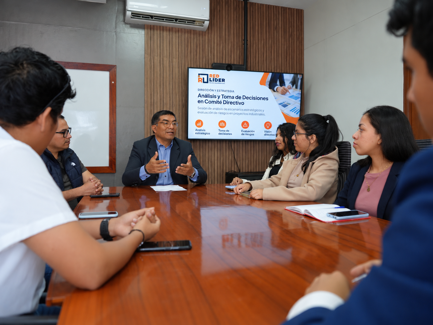 Sesión de análisis estratégico y toma de decisiones en comité directivo de Red Líder