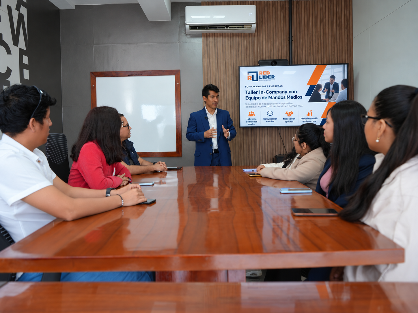 Taller de liderazgo y negociación para mandos medios de Red Líder