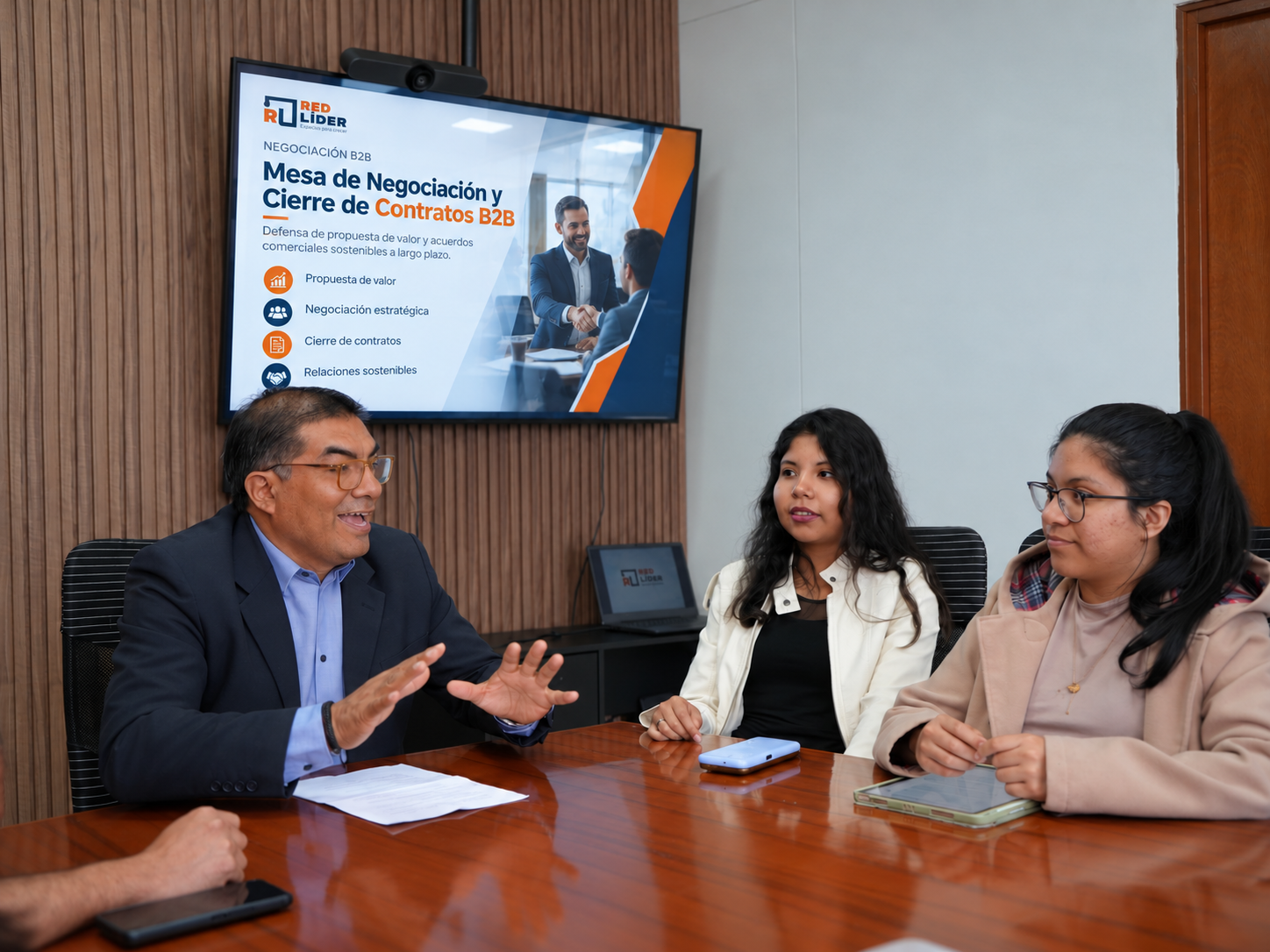 Sesión de negociación estratégica B2B y contratos empresariales en Red Líder